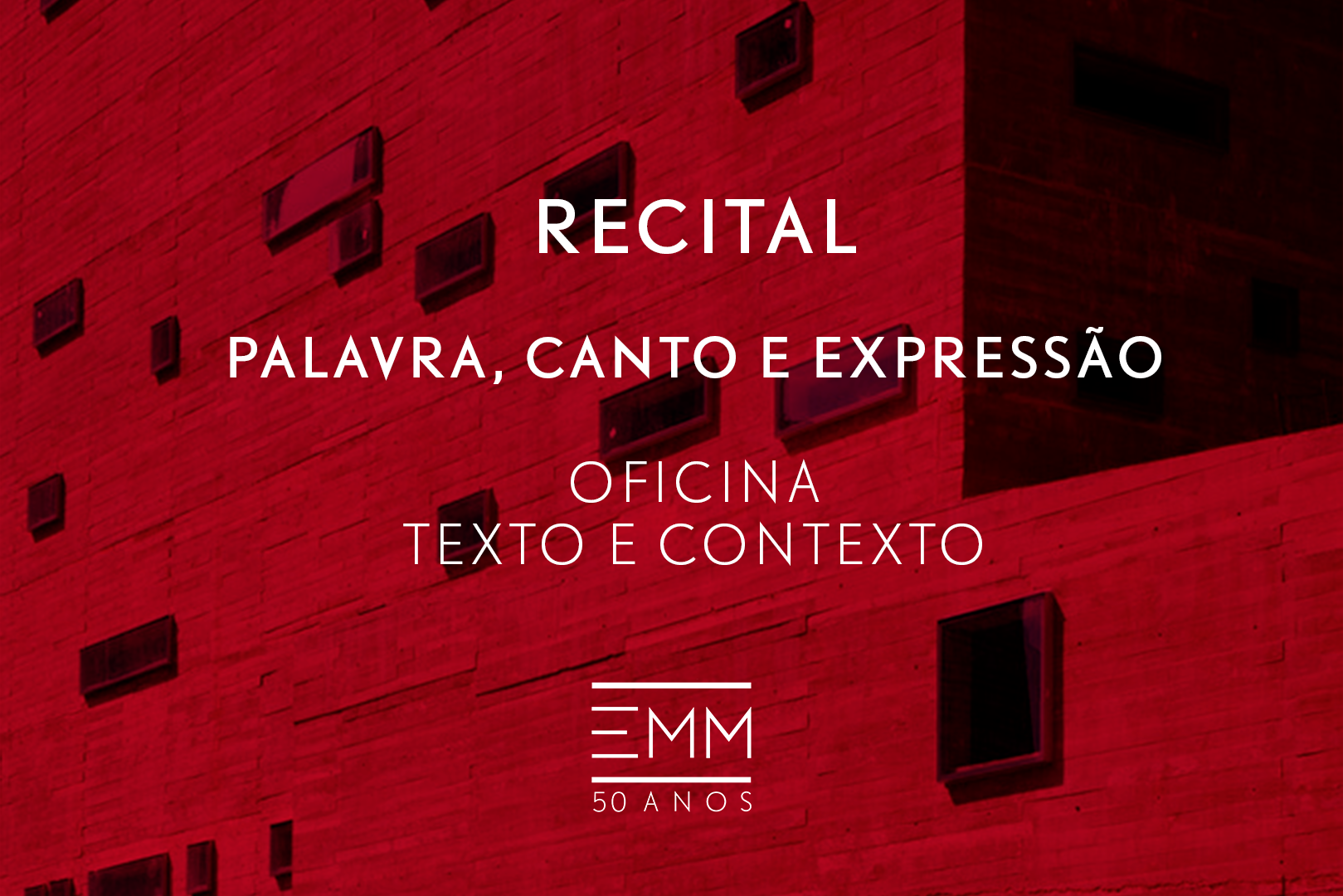 Fundo com prédio com algumas janelas em vermelho. No centro temos o texto "Recital Palavra, Canto e Expressão" "Oficina Texto e Contexto". Abaixo temos uma logomarca EMM, 50 anos.