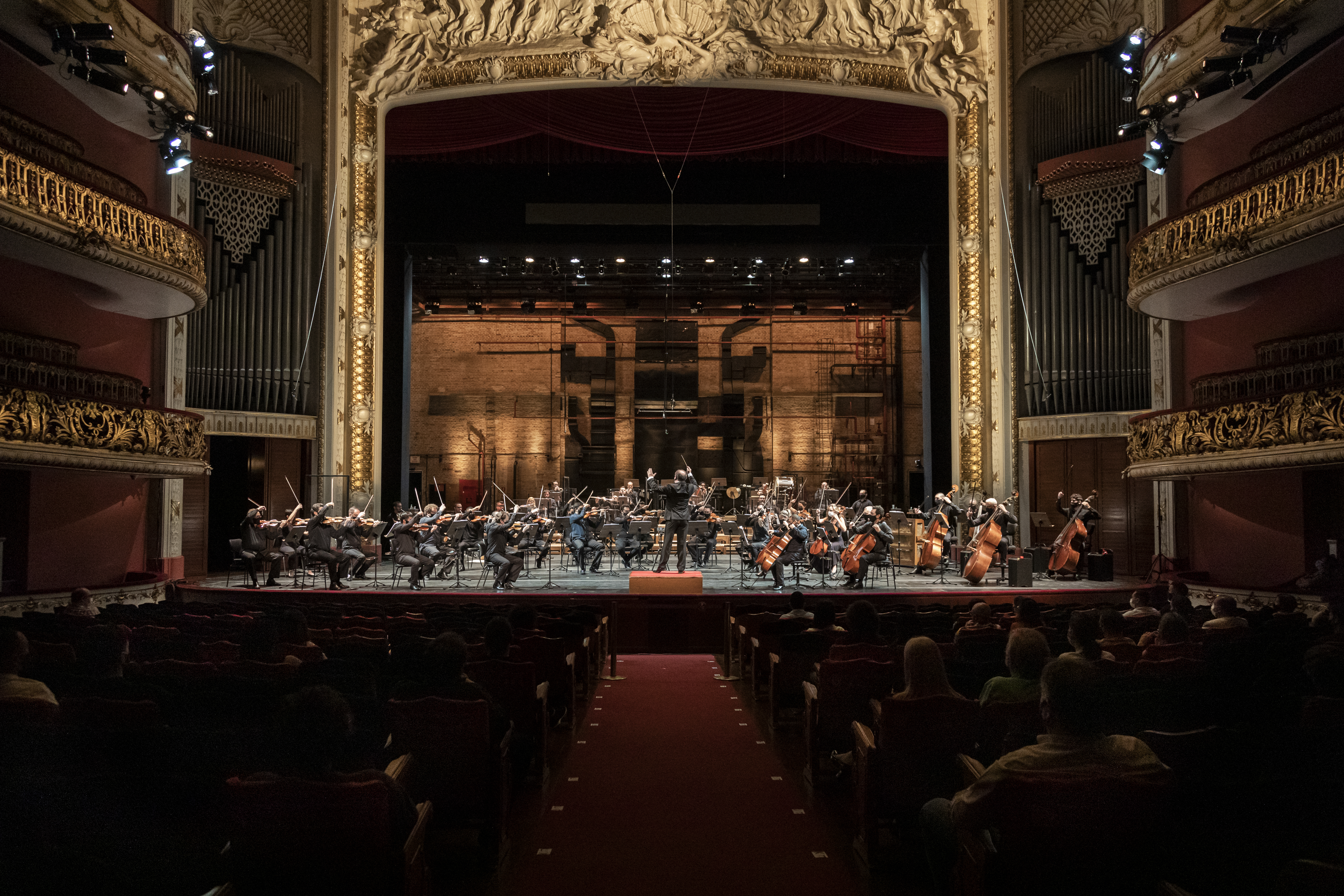 Na foto, vemos uma apresentação da Orquestra Sinfônica Municipal na Sala de espetáculos do Theatro Municipal