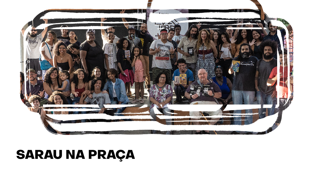 Foto que mostra dezenas de integrantes do Sarau olhando para a câmera