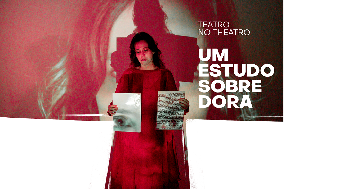 Escrito no canto direito Teatro no Theatro Um estudo sobre Dora na cor preta. Na foto, a atriz que veste vermelho segura 2 fotografias e está na frente de uma projeção.