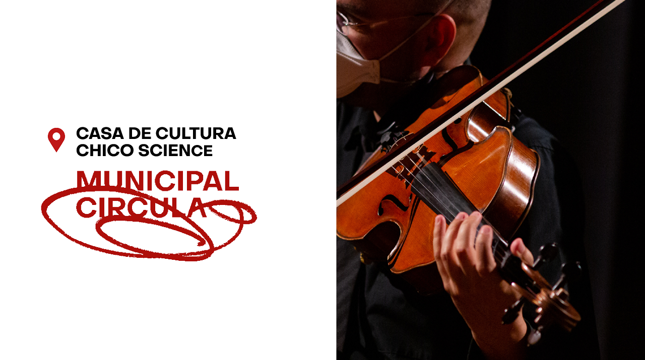 Escrito em preto à esquerda lê-se Casa de Cultura Chico Science e em vermelho lê-se Municipal Circula. Na foto, à direita, vemos uma viola de madeira sendo tocada.