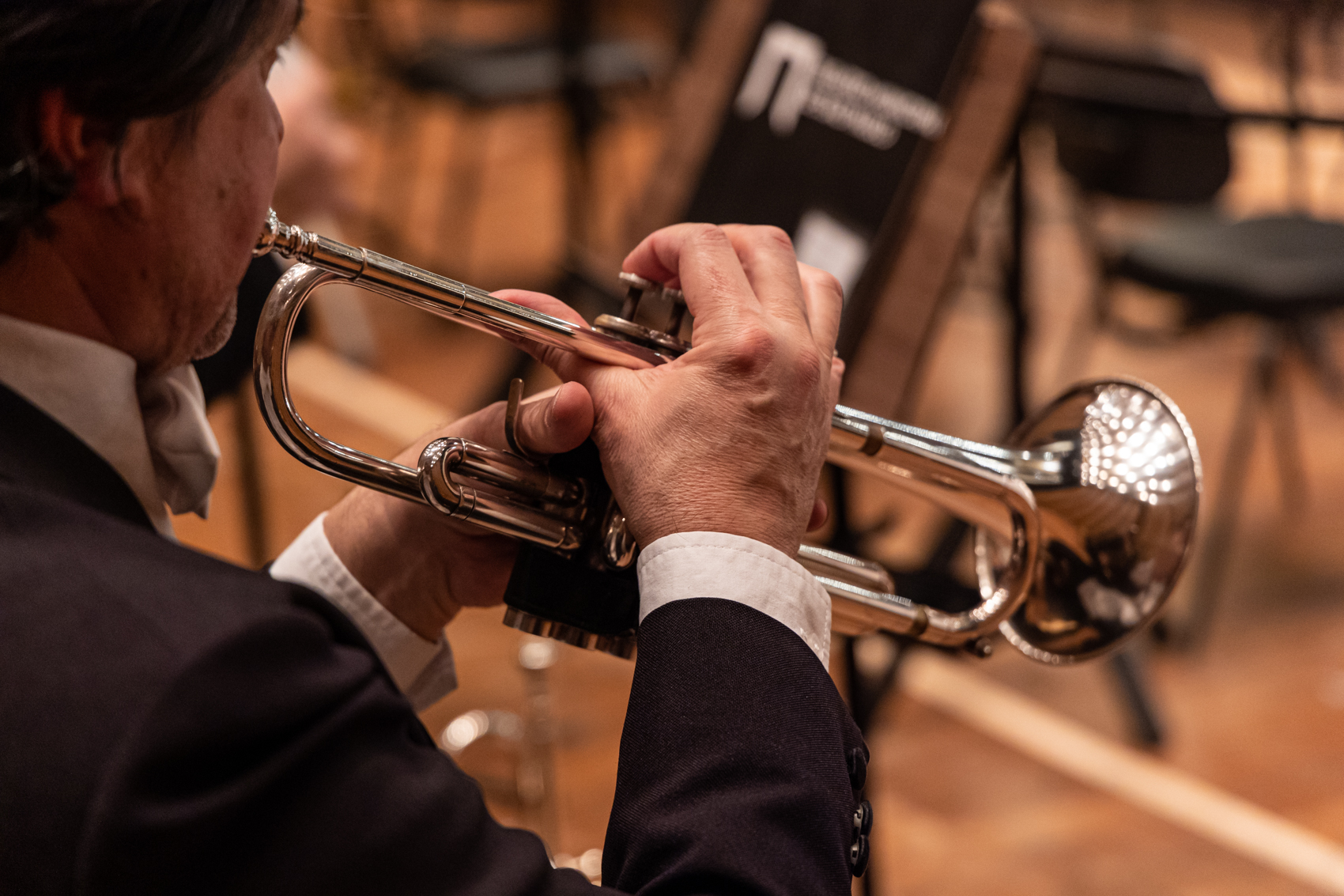 Na foto, músico toca instrumento de sopro