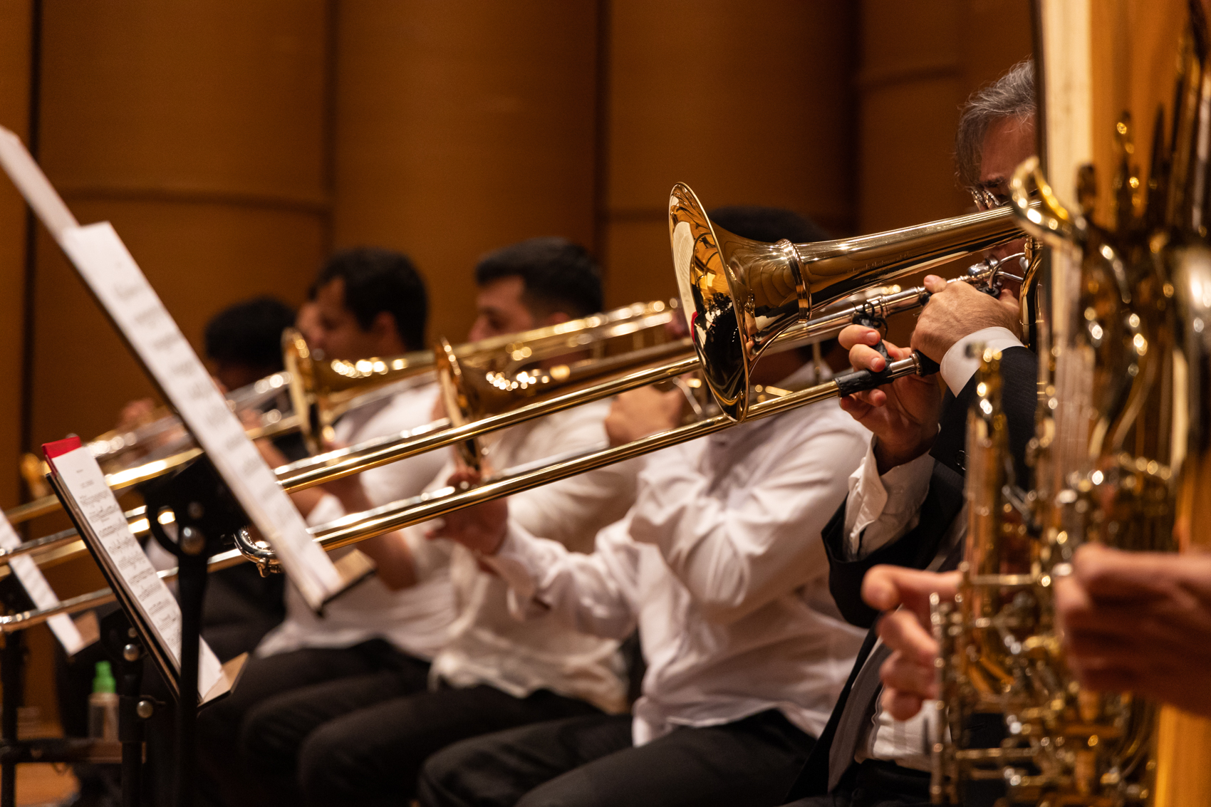 Naipe de sopro da Orquestra toca durante apresentação