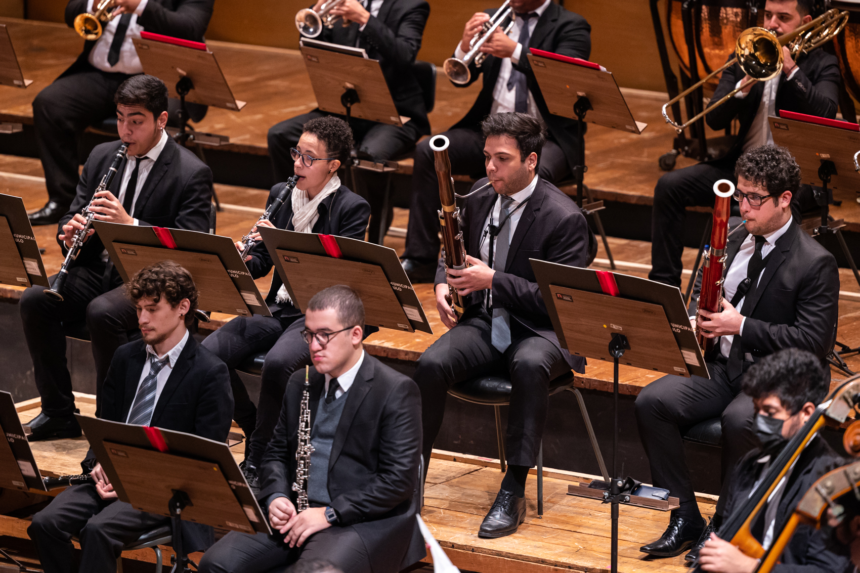 Naipe de sopro da Orquestra Experimental de Repertório toca durante apresentação