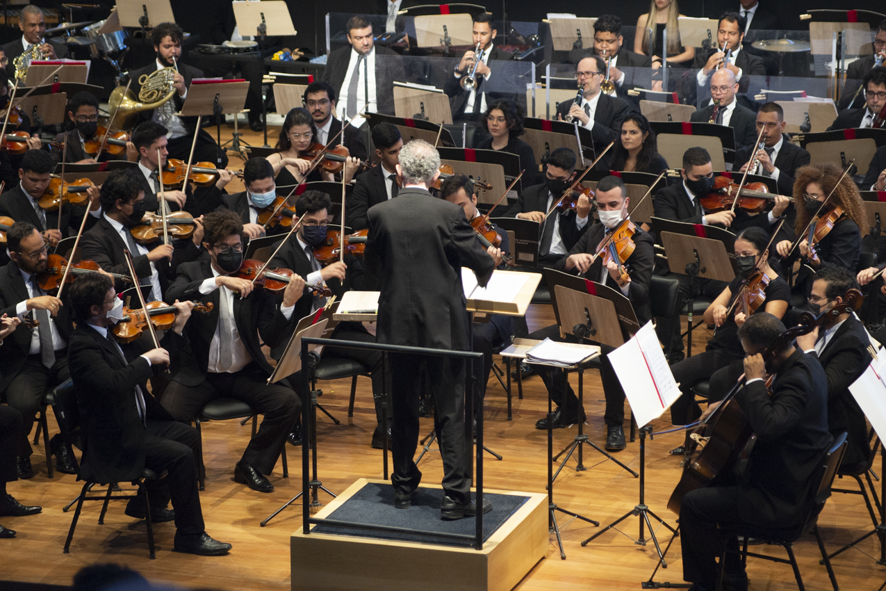Orquestra Experimental de Repertório sob regência de Jamil Maluf