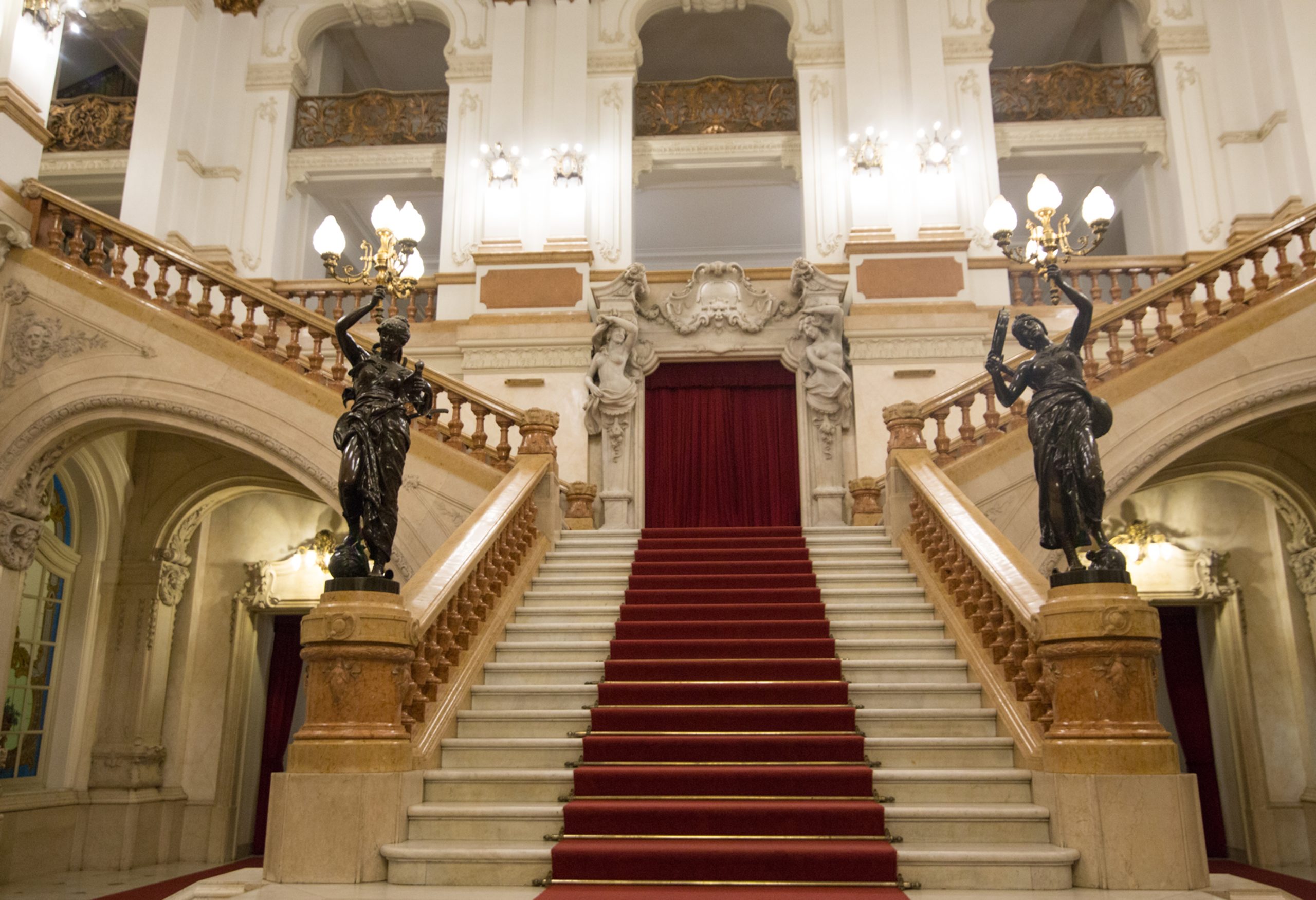 Foto da escadaria do Theatro Municipal