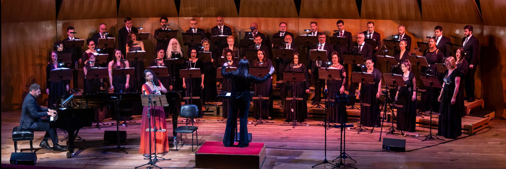 Foto de apresentação do Coral Paulistano com pianista Andre Mehmari