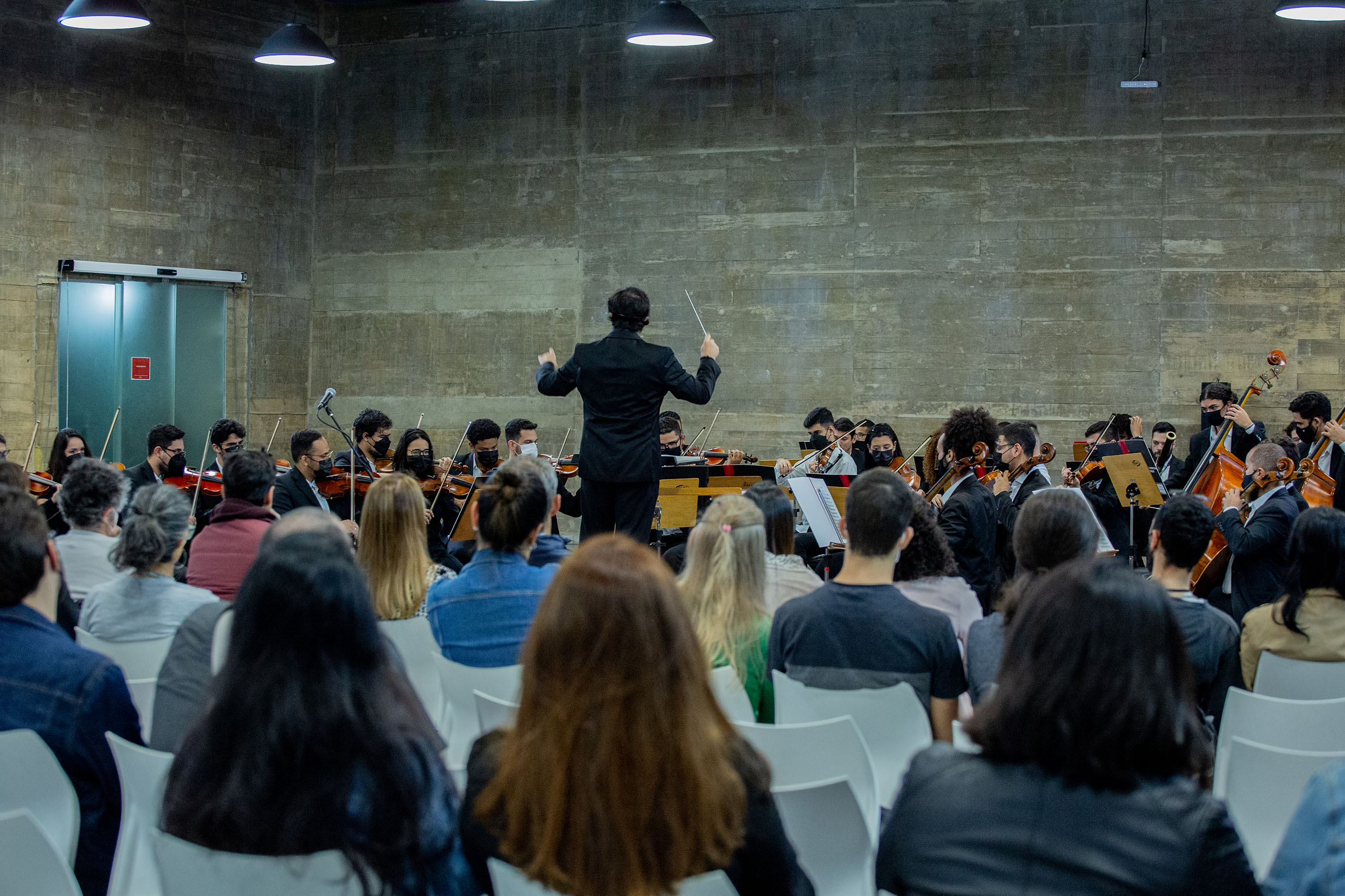Foto de apresentação de uma orquestra completa