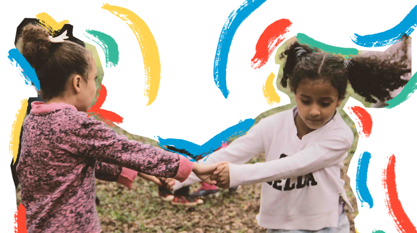 Na foto duas crianças brincam durante ação educativa