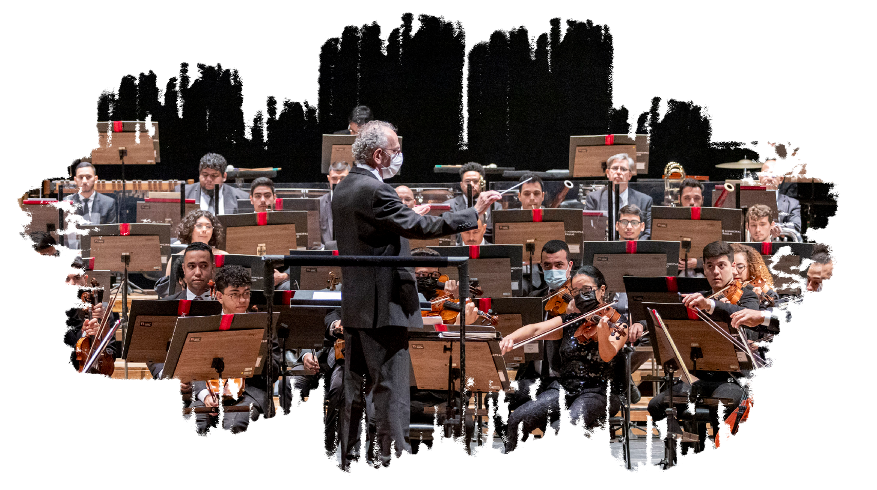 Foto de orquestra completa tocando com maestro a frente