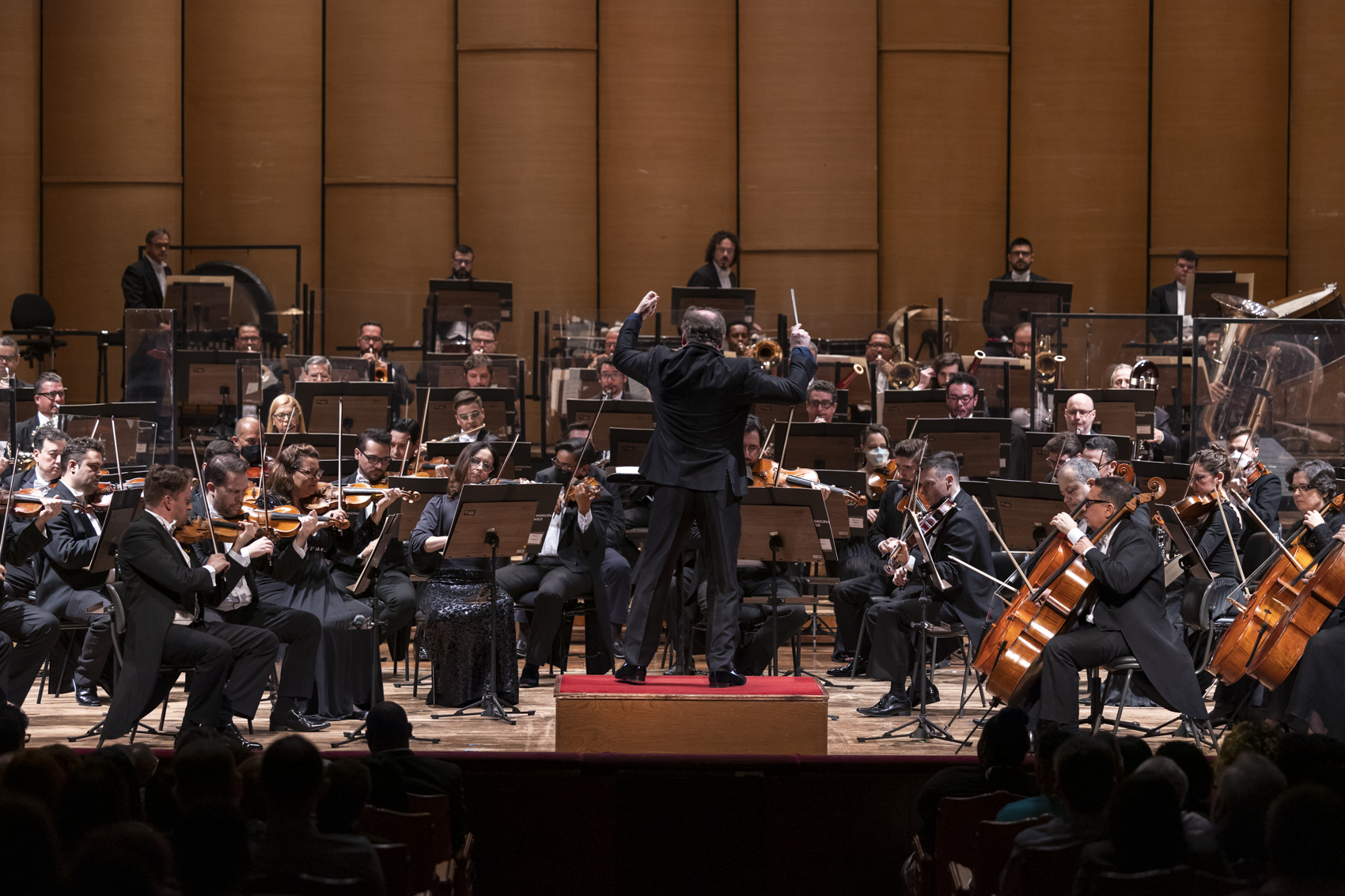 Foto de maestro regendo uma orquestra completa