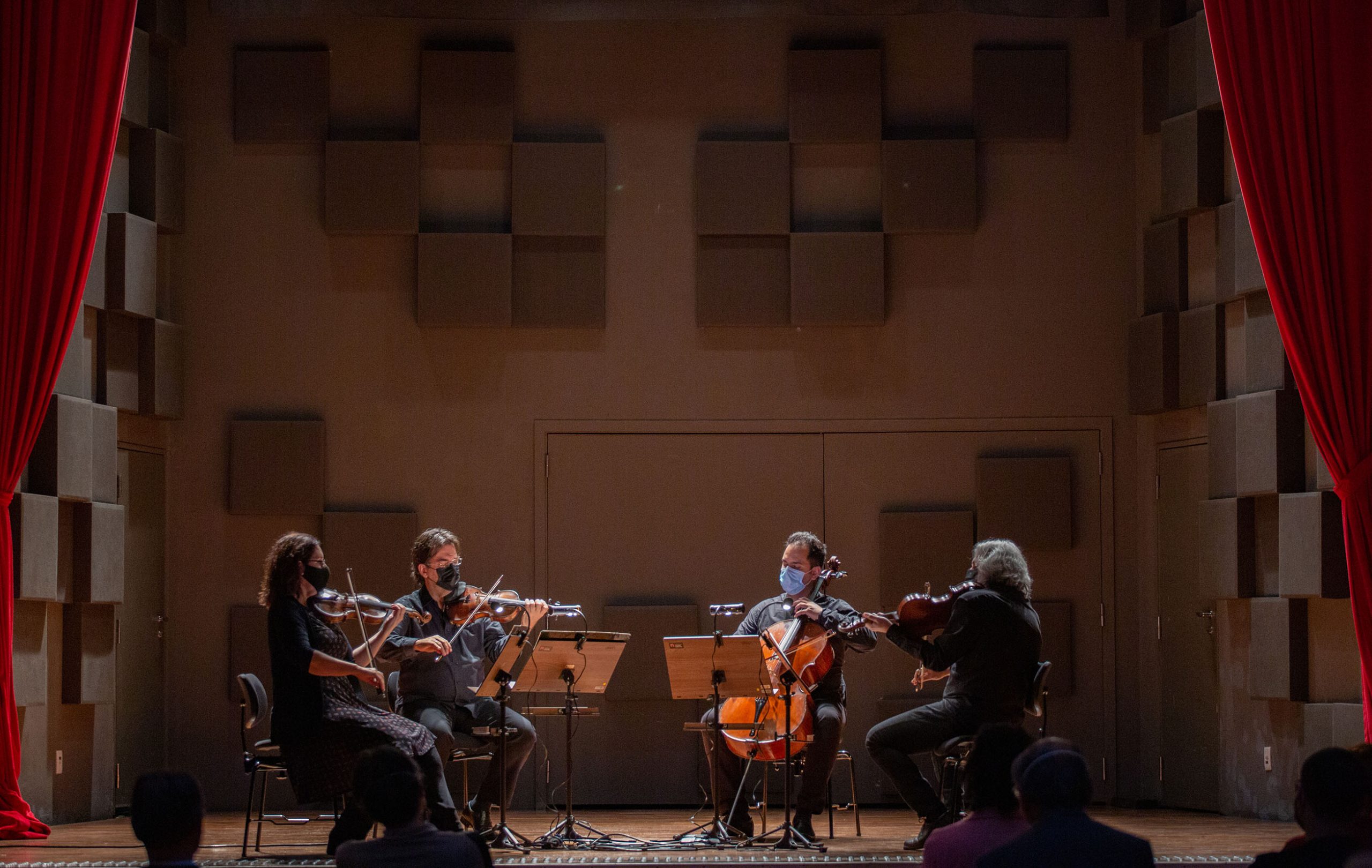 [ Local: Biblioteca Brasiliana Guita e José Mindlin. Endereço: Rua da Biblioteca, 21 - Cidade Universitária, São Paulo/SP ] QUARTETO DE CORDAS DA CIDADE DE SÃO PAULO Programa OSVALDO LACERDA Quarteto nº 1 Preludio e Fuga Aria Dansa HEITOR VILLA-LOBOS Quarteto de Cordas nº 5 I – Poco andantino II – Vivo e energico III – Andantino – tempo giusto e ben ritmato IV – Allegro Duração total 60 minutos Classificação livre Ingressos gratuitos Programa sujeito a alteração.