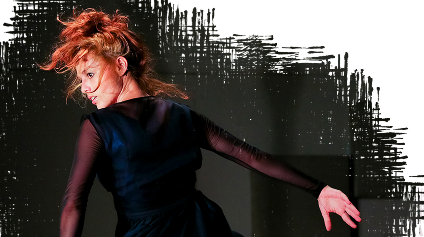 Bailarina dança vestida de preto