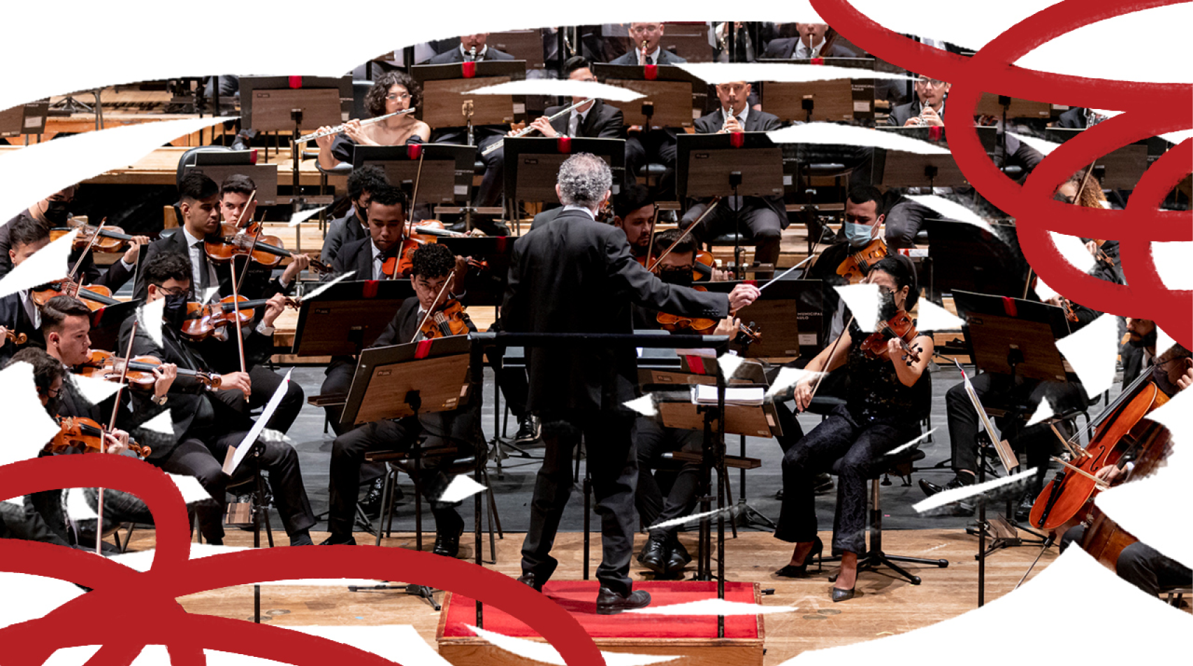 Foto de maestro em frente a Orquestra durante um concerto