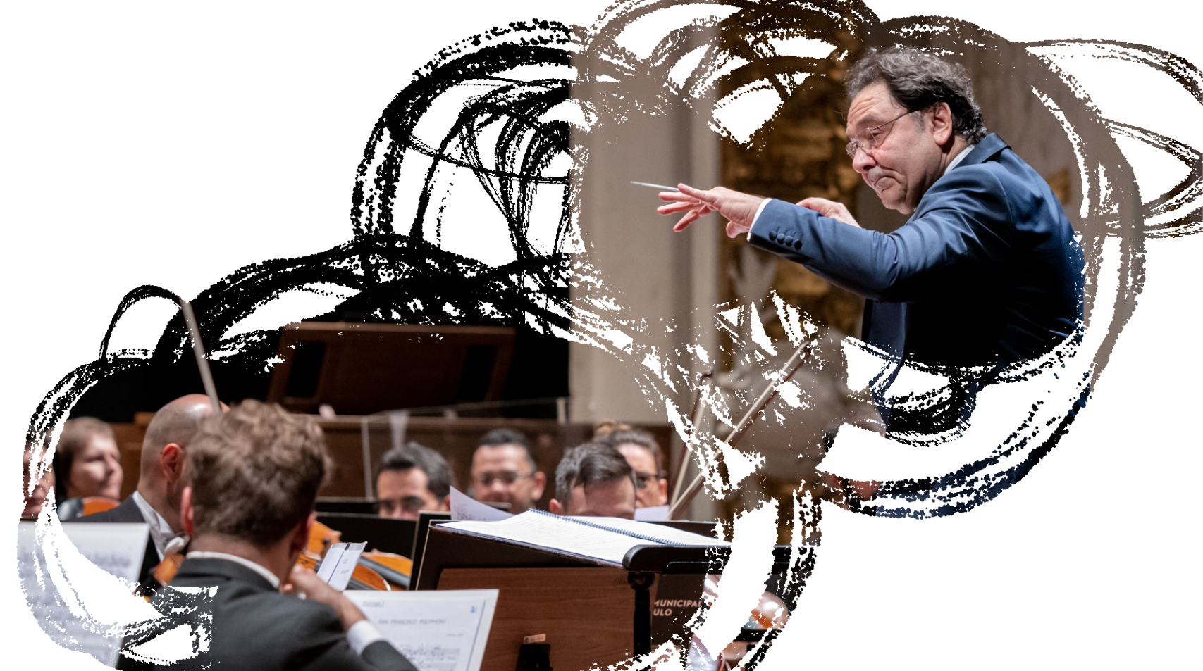 Foto de maestro de lado regendo orquestra durante concerto