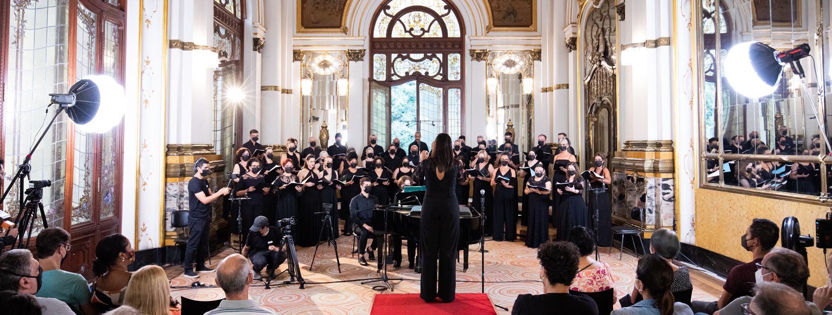 Foto do Coral Paulistano canta durante concerto no Theatro Municipal