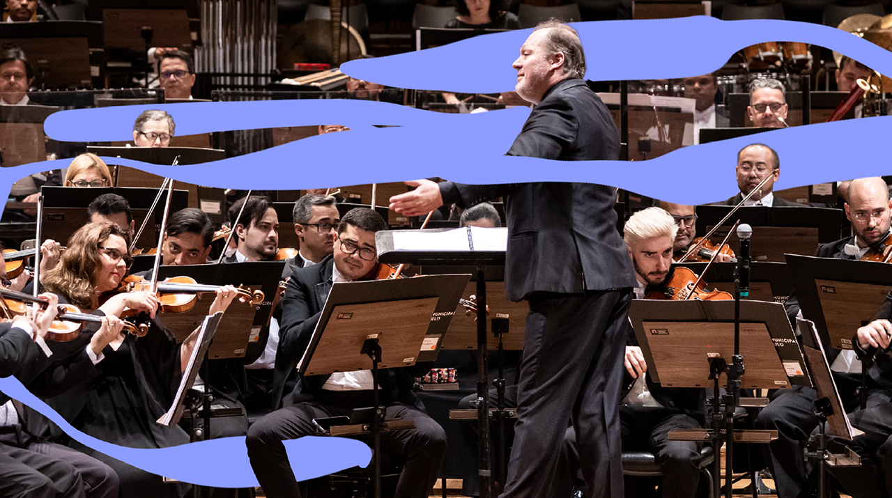 Foto de orquestra tocando com maestro a frente