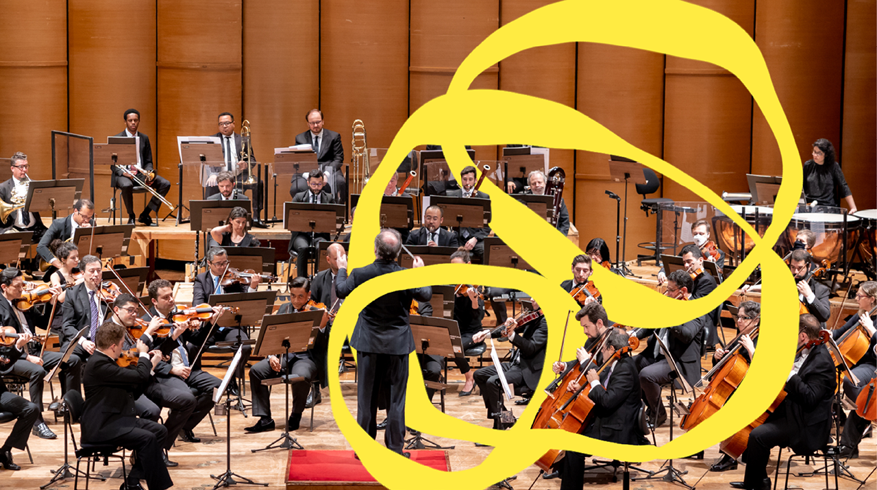 Foto de orquestra tocando com maestro a frente