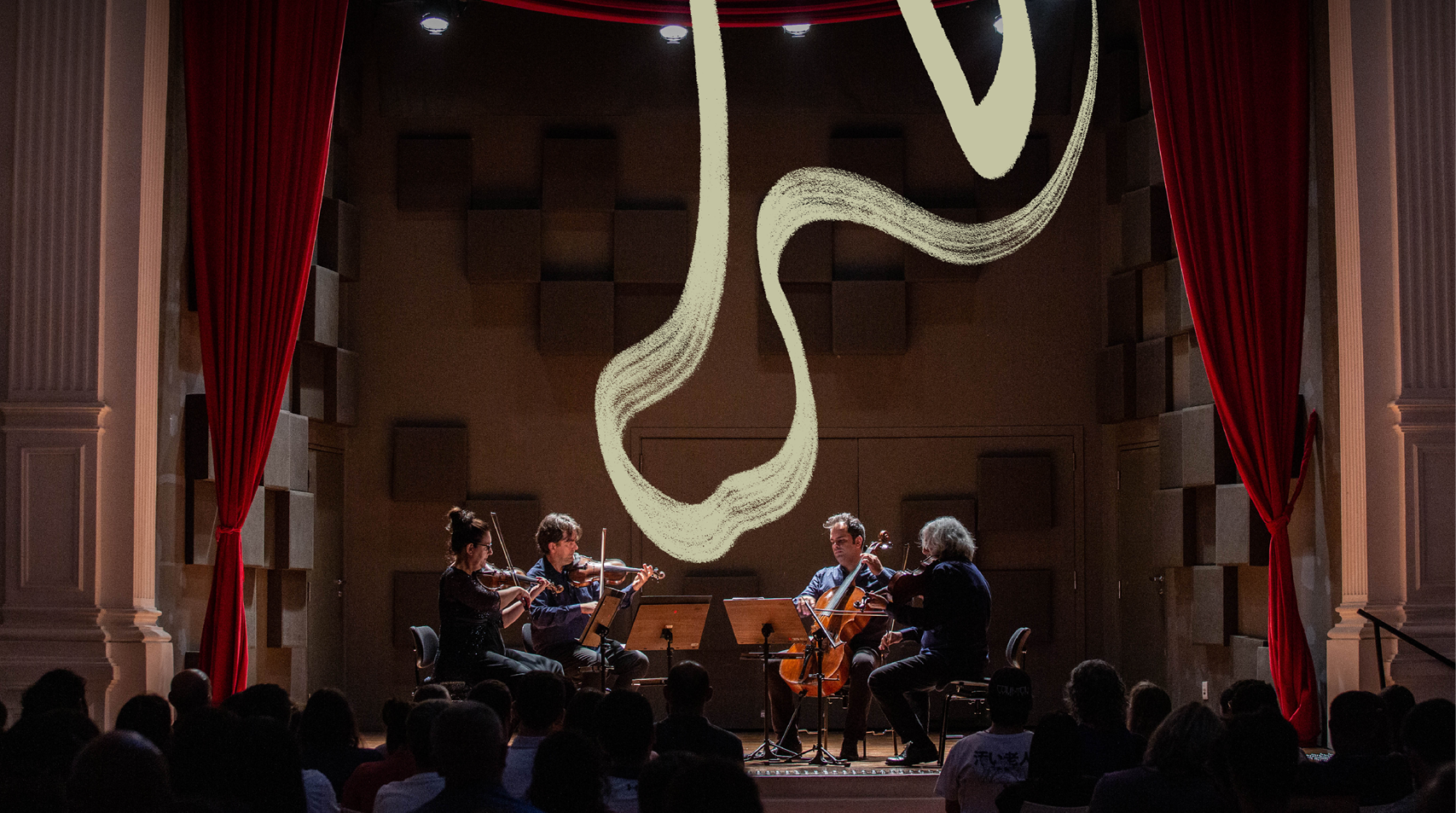 Integrantes do Quarteto da Cidade tocam durante um concerto