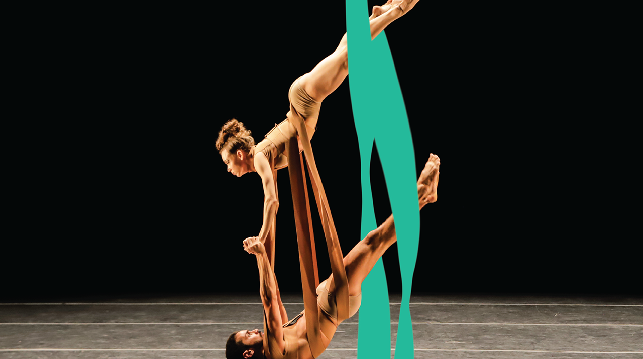 Foto de dois bailarinos em movimento durante coreografia