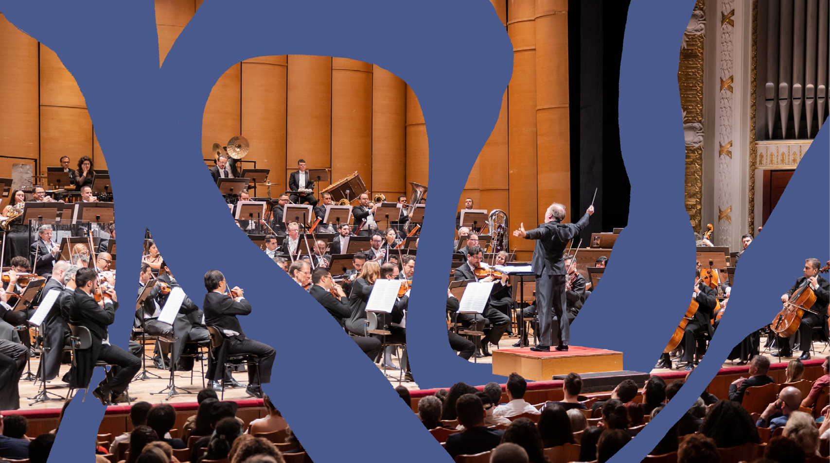 Foto de orquestra completa tocando durante um concerto