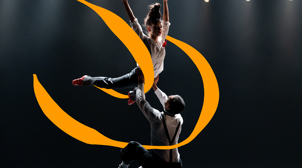 Foto de dois bailarinos em movimento durante coreografia