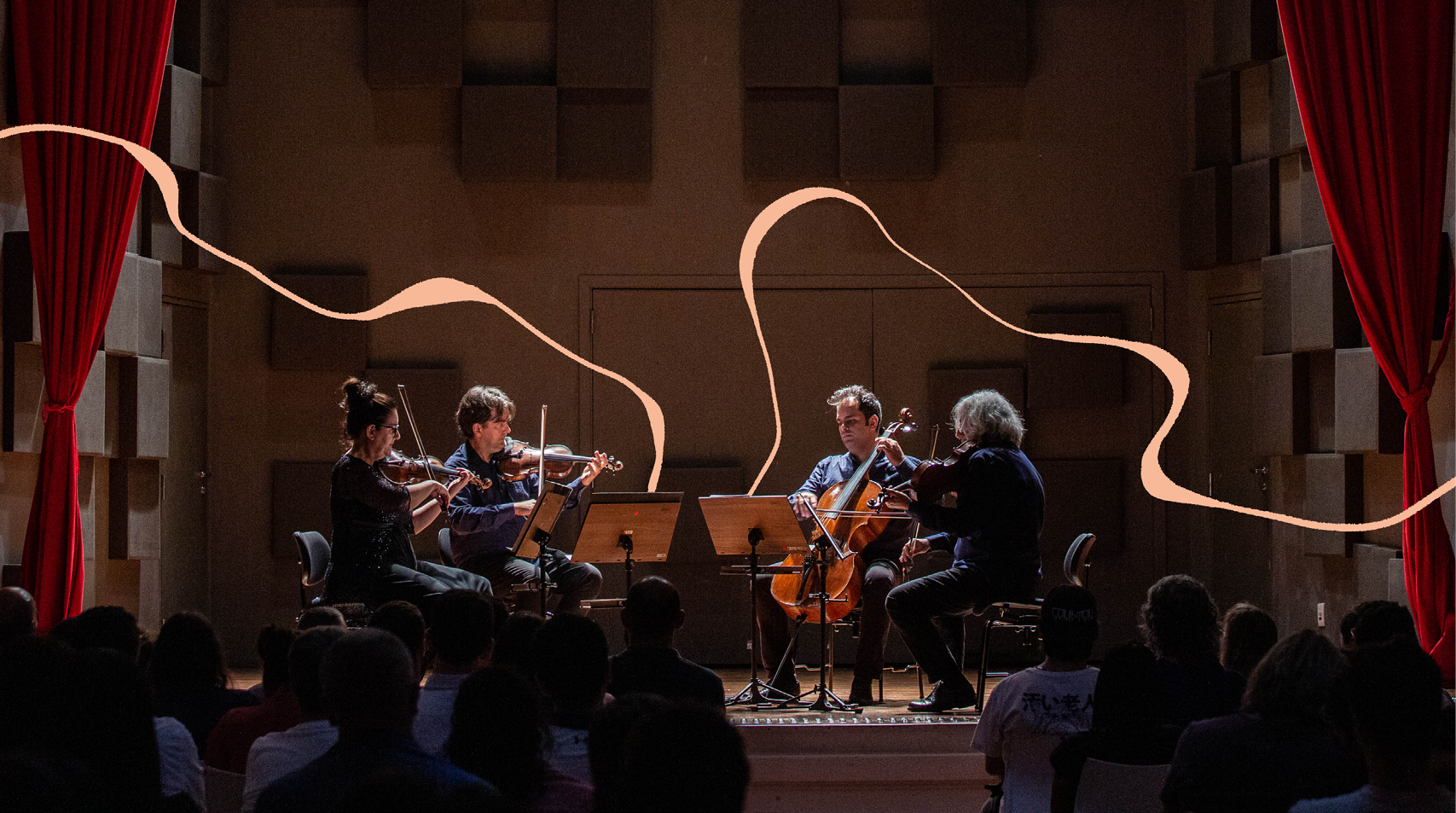 Foto do Quarteto da Cidade tocando durante um concerto