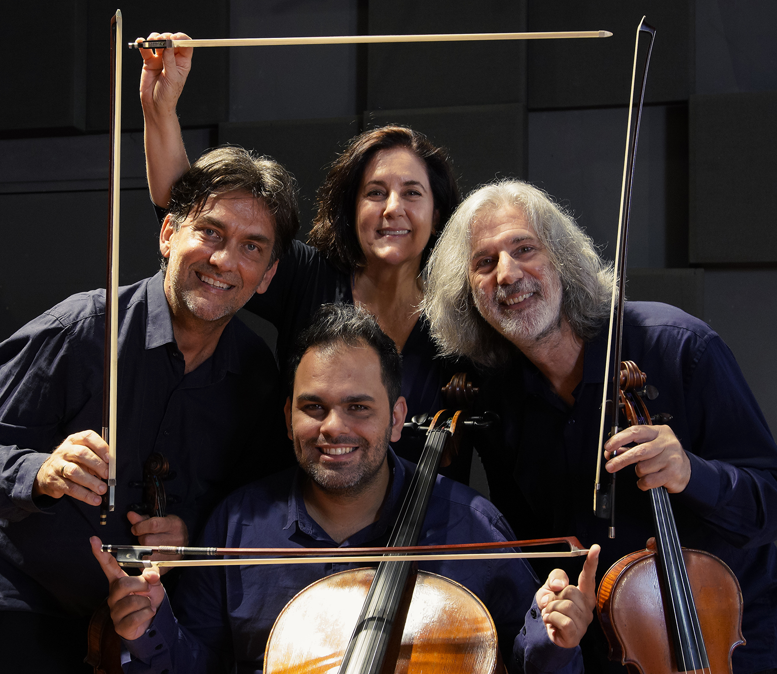 Foto dos quatro integrantes do Quarteto de Cordas da Cidade de São Paulo