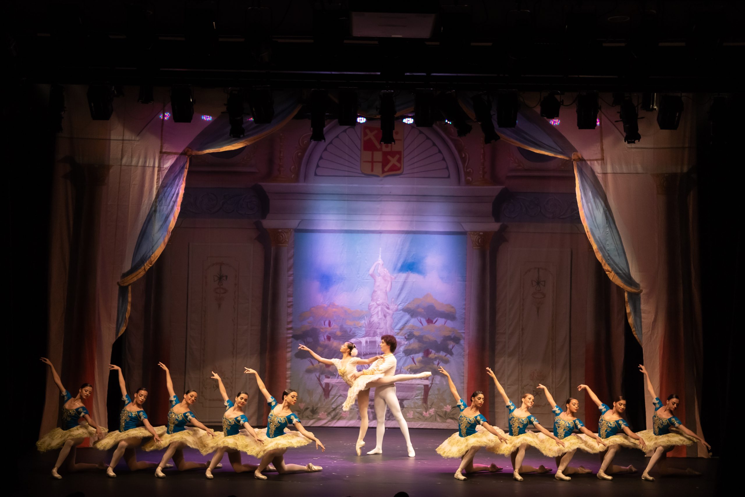 Foto de bailarinos dançando durante apresentação