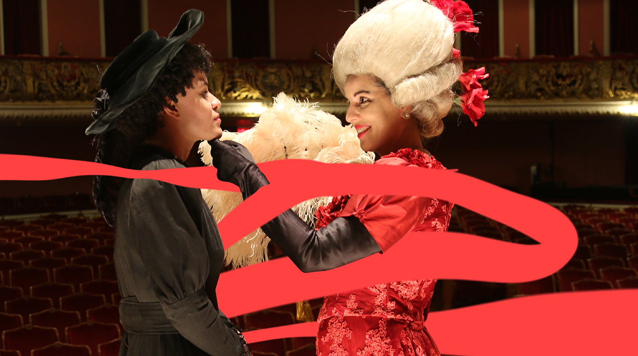 Duas atrizes se olham contracenando no palco do Theatro Municipal