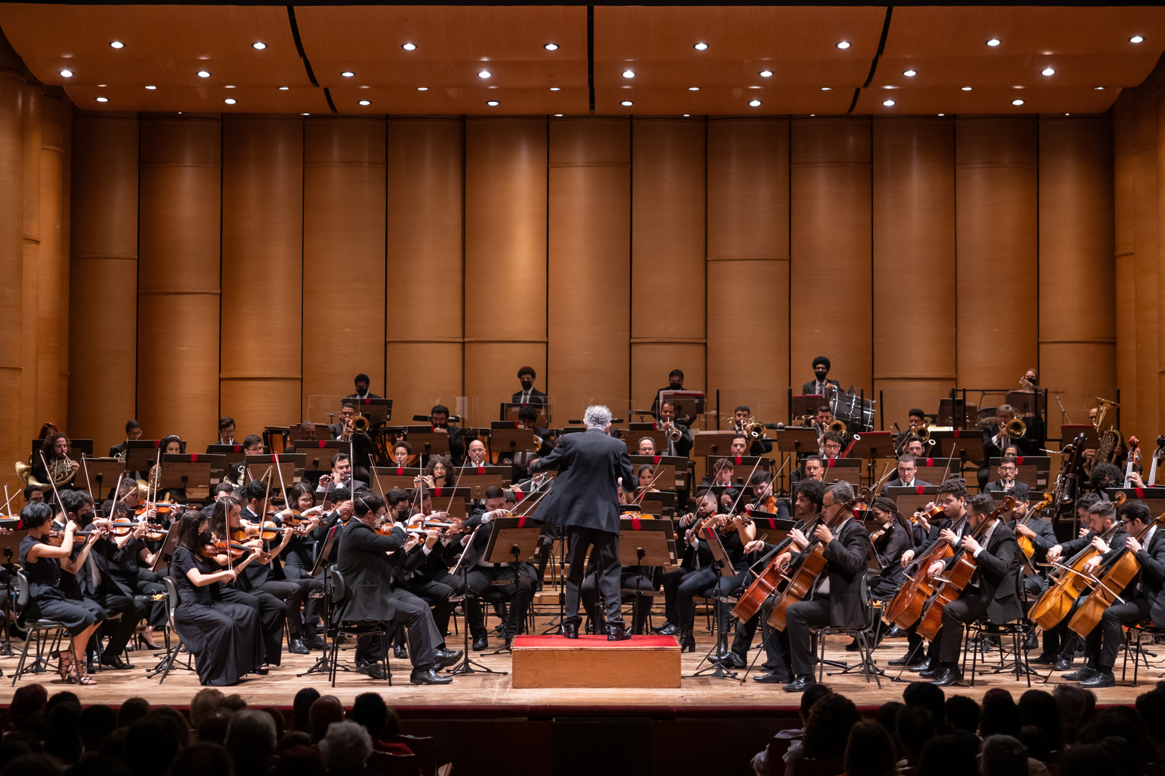 Foto da Orquestra Experimental de Repertório durante um concerto