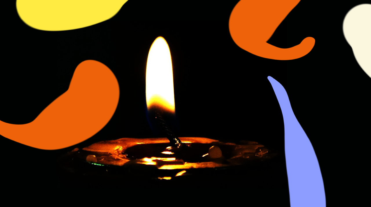Foto da chama de uma vela com riscos coloridos ao redor