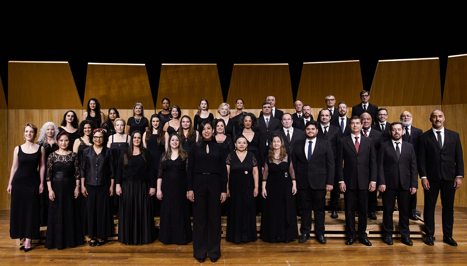 Site Coral - Foto do Coral Paulistano com a regente