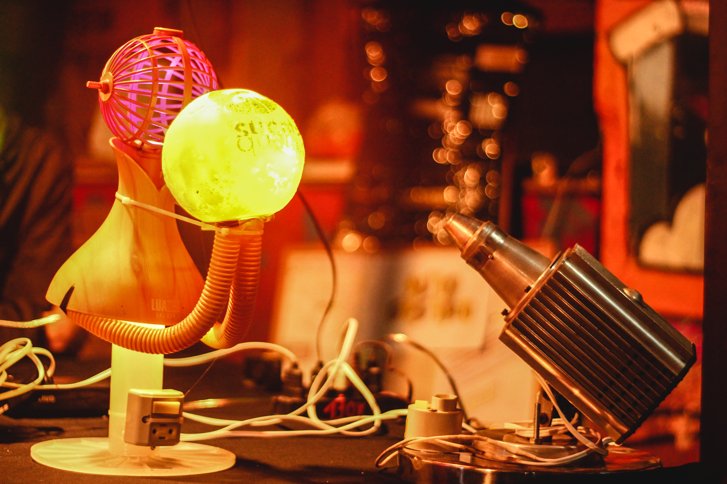 Foto de objetos e luminárias construídos com sucata