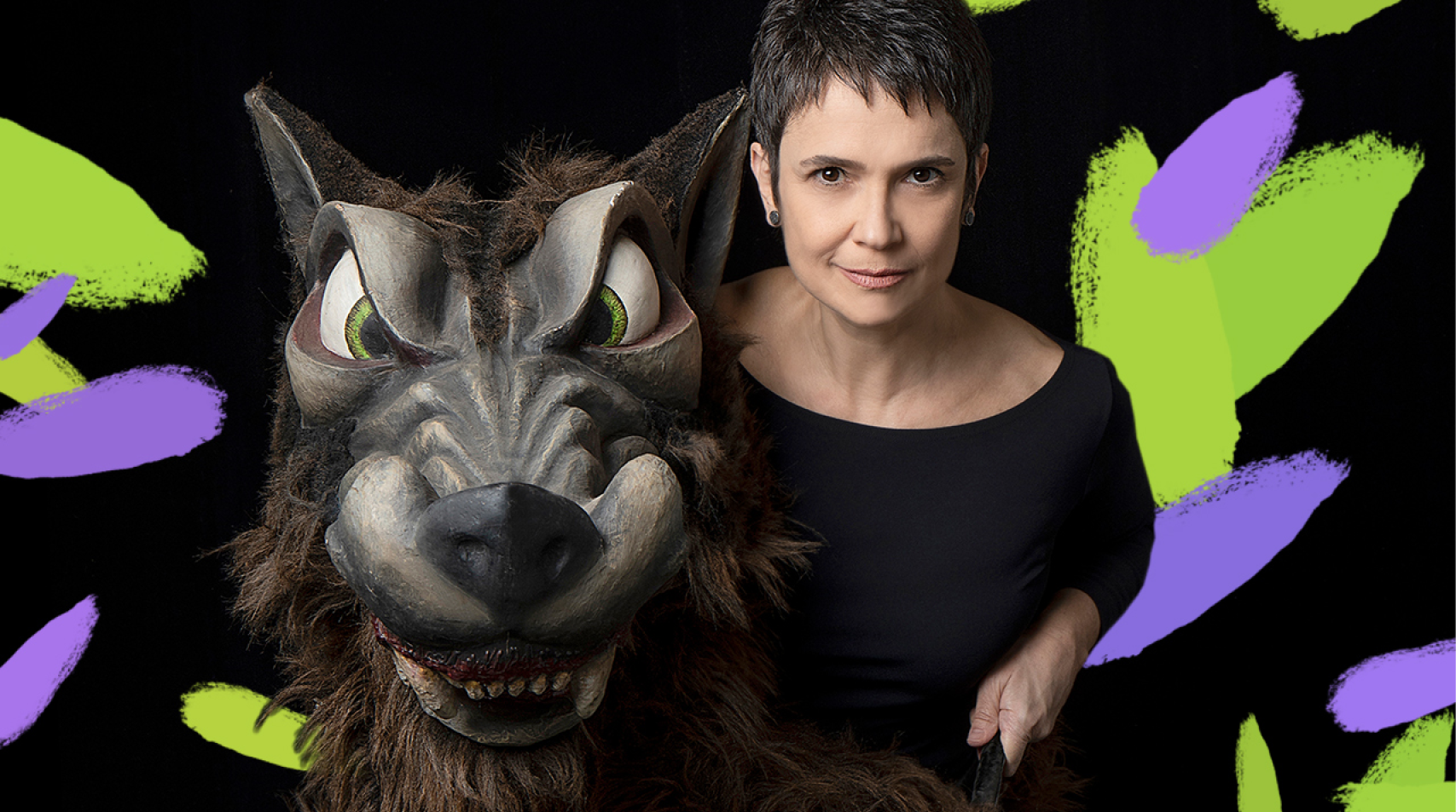 Foto de Sandra Anenberg com o boneco Lobo para divulgação do concerto Pedro e o Lobo