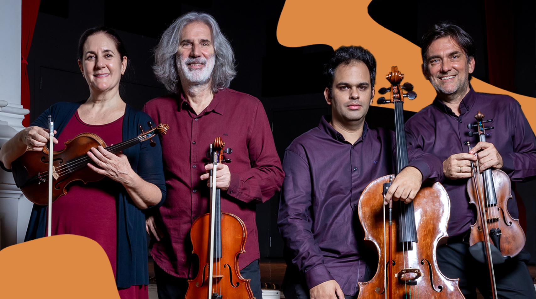Foto dos quatro integrantes do Quarteto de Cordas da Cidade de São Paulo que olham para a câmera sorrindo
