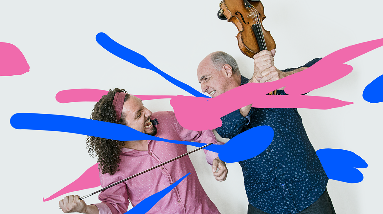 Foto de dois músicos brancos que brincam com instrumentos simulando uma briga