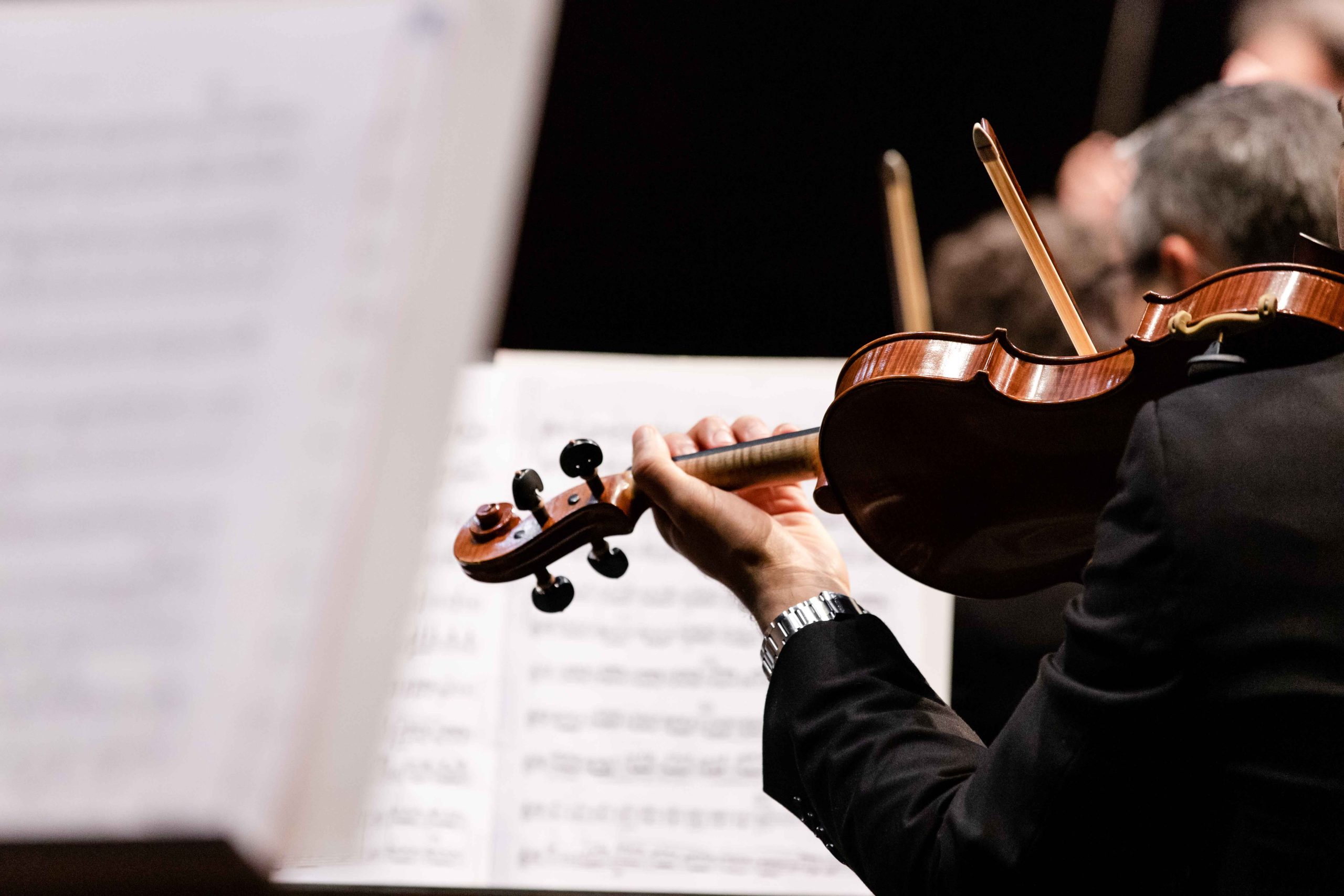 Foto de instrumento de corda violino e partitura