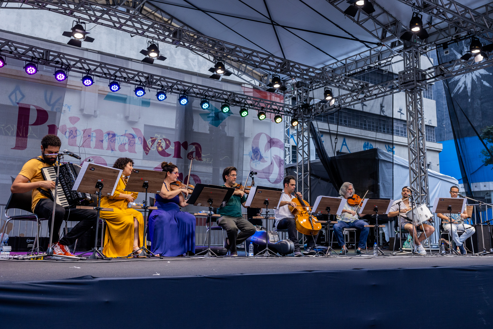 Bando de Régia e Quarteto da Cidade durante uma apresentação