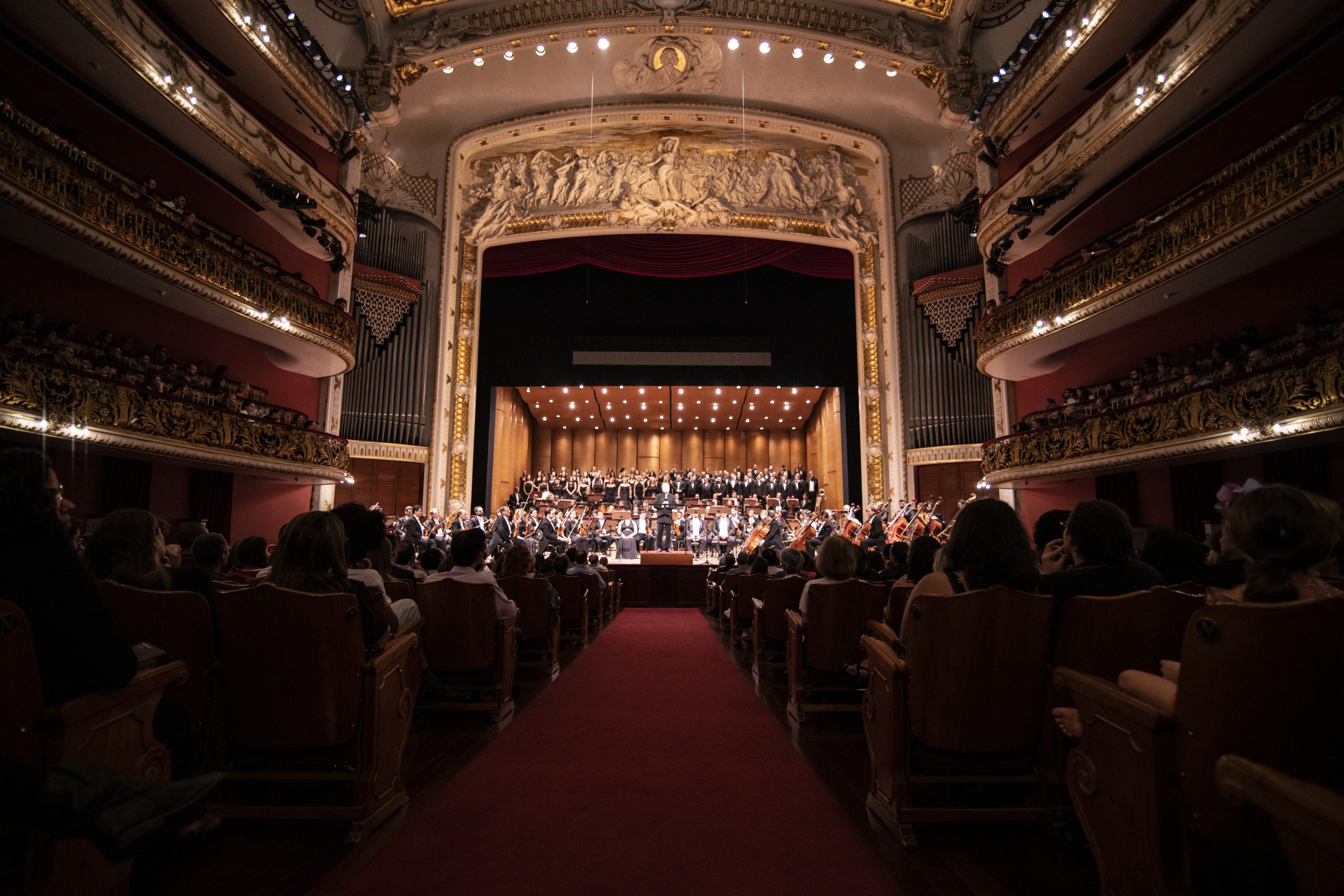 Orquestra Sinfônica Municipal e Coro Lírico no palco do Theatro Municipal