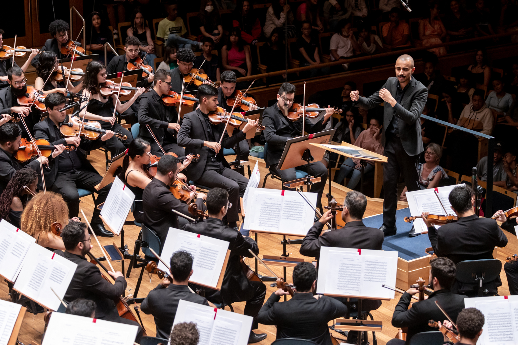 Foto da Orquestra Experimental de Repertório tocando durante um concerto