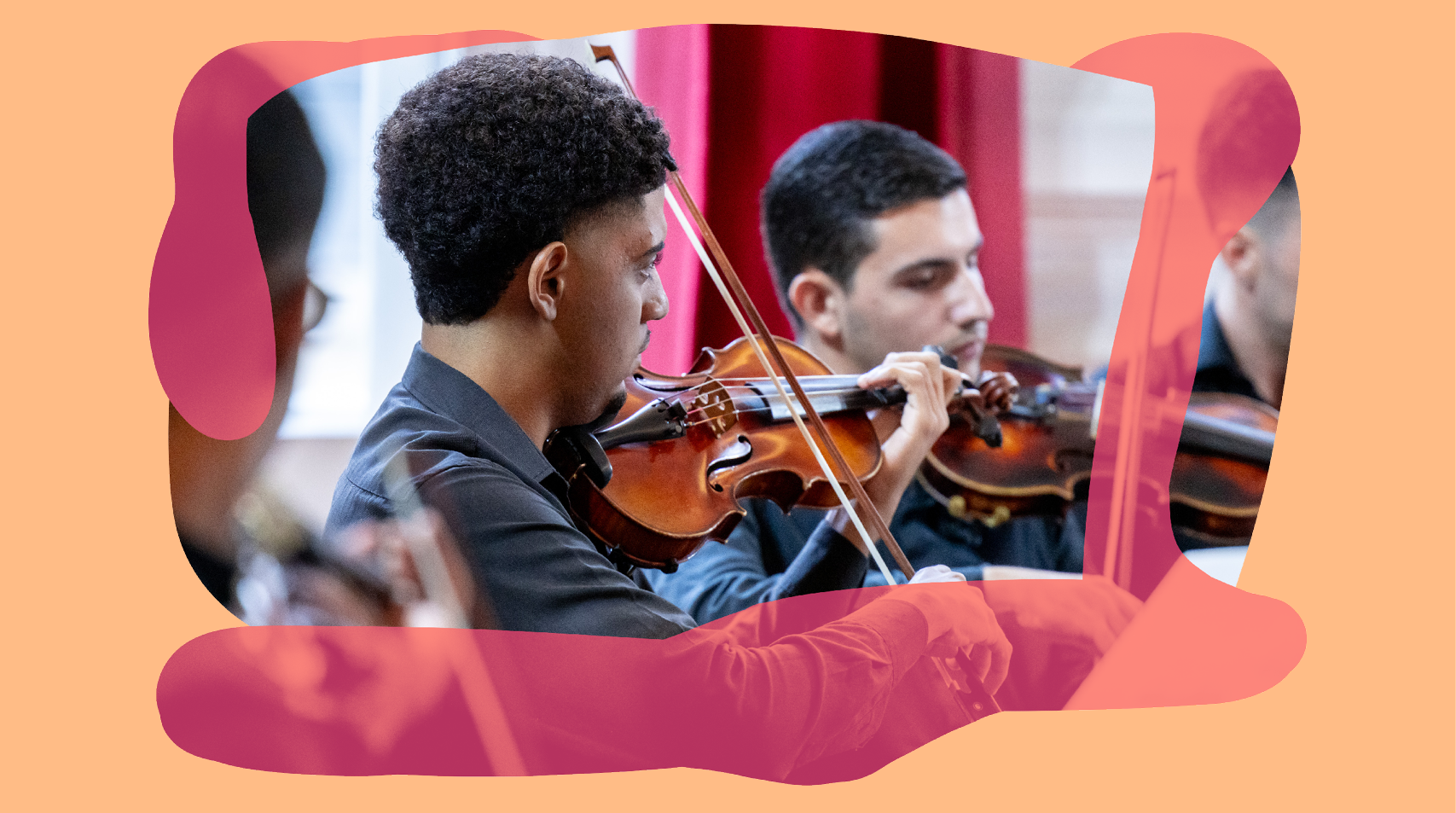 Foto de instrumentista da Orquestra Experimental de Repertório tocando durante a Camerata