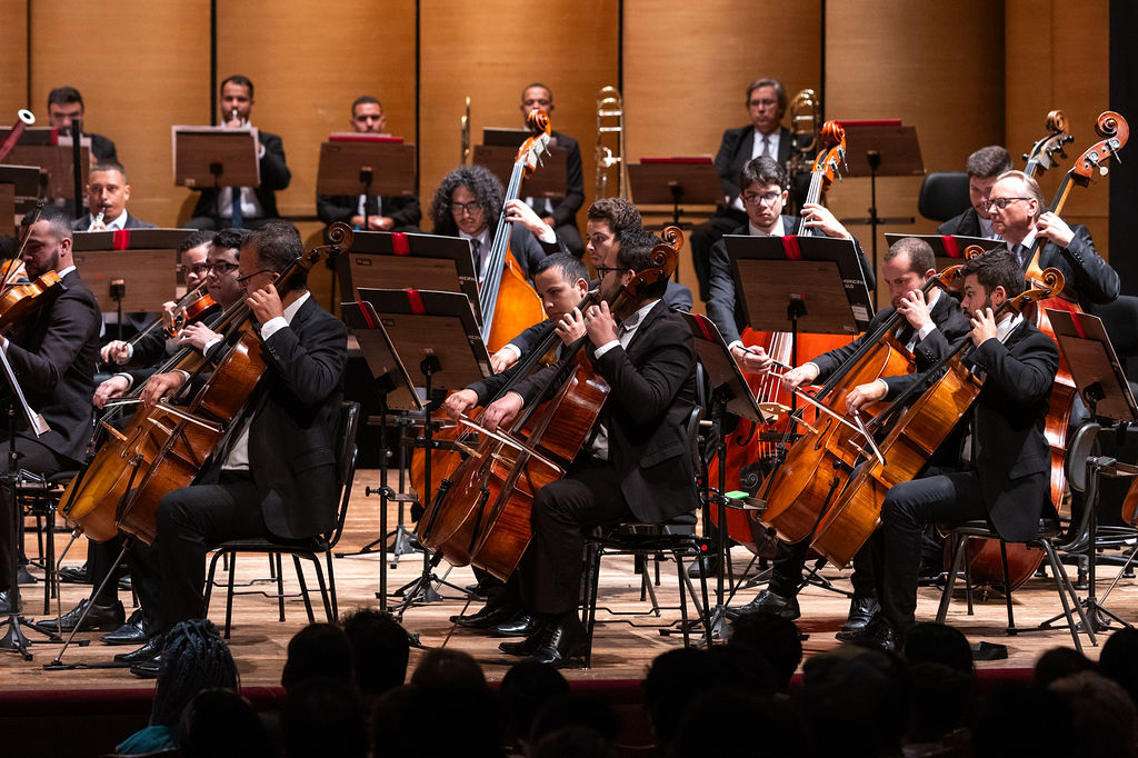 Foto da Orquestra Experimental de Repertório durante um concerto