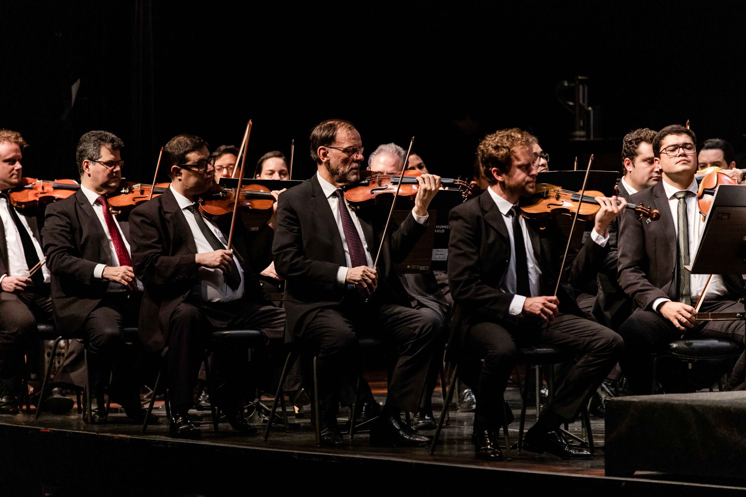 Site OSM genérica - Foto dos músicos do naipe de violinos