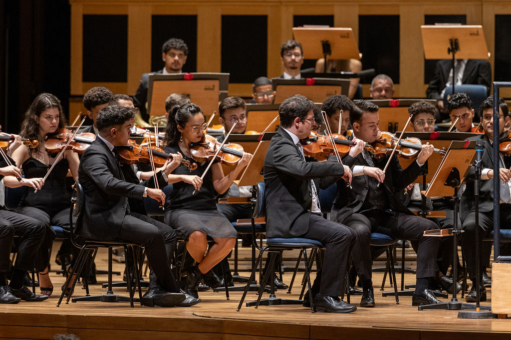 Orquestra Experimental de Repertório tocando durante um concerto na Sala São Paulo