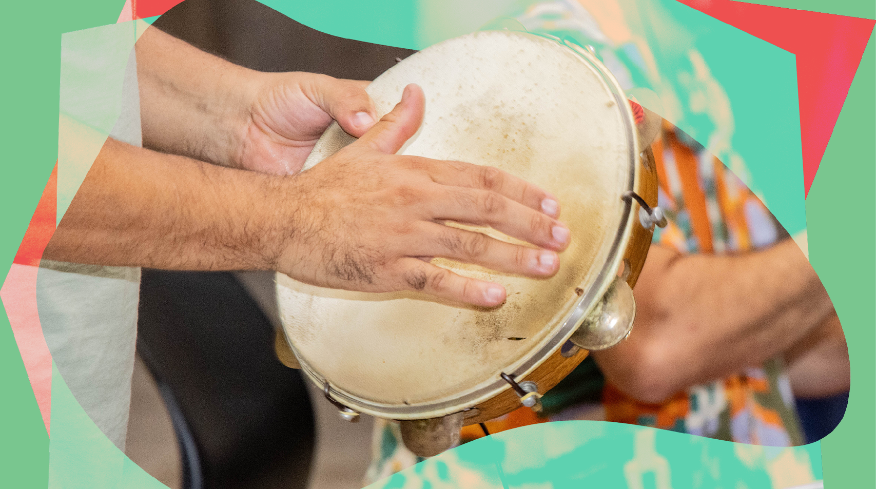 Foto de mão tocando um pandeiro para divulgação do Samba de Sexta com As Sambixas