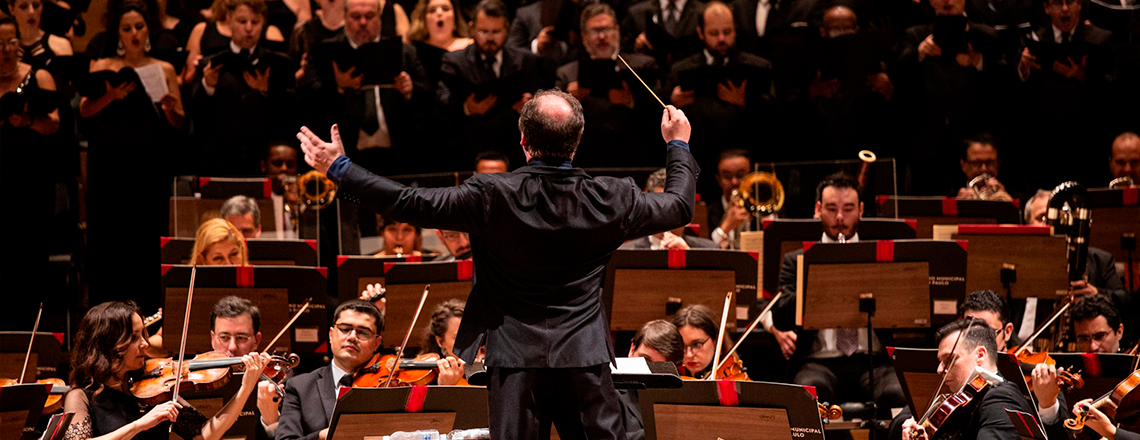 Maestro regendo a Orquestra Sinfônica