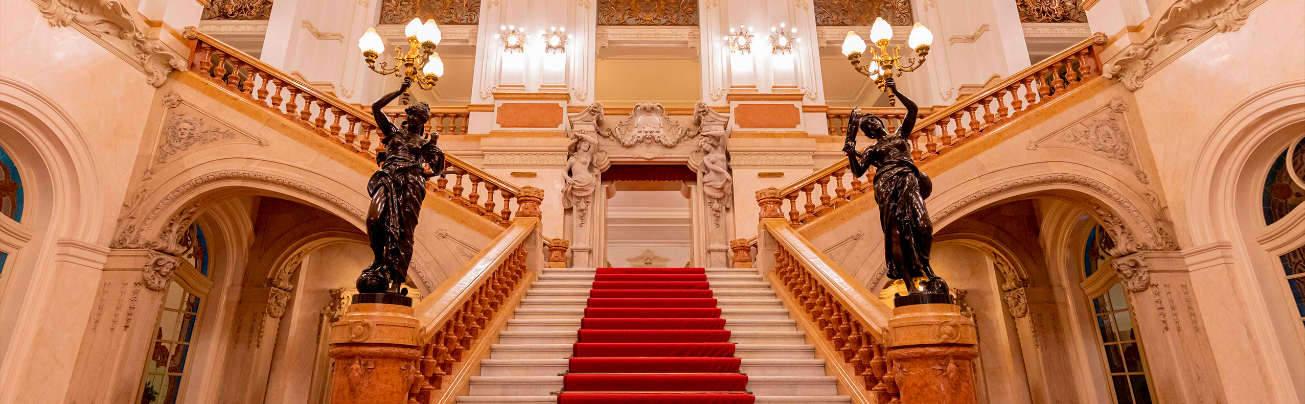 Foto da escadaria do Theatro municipal