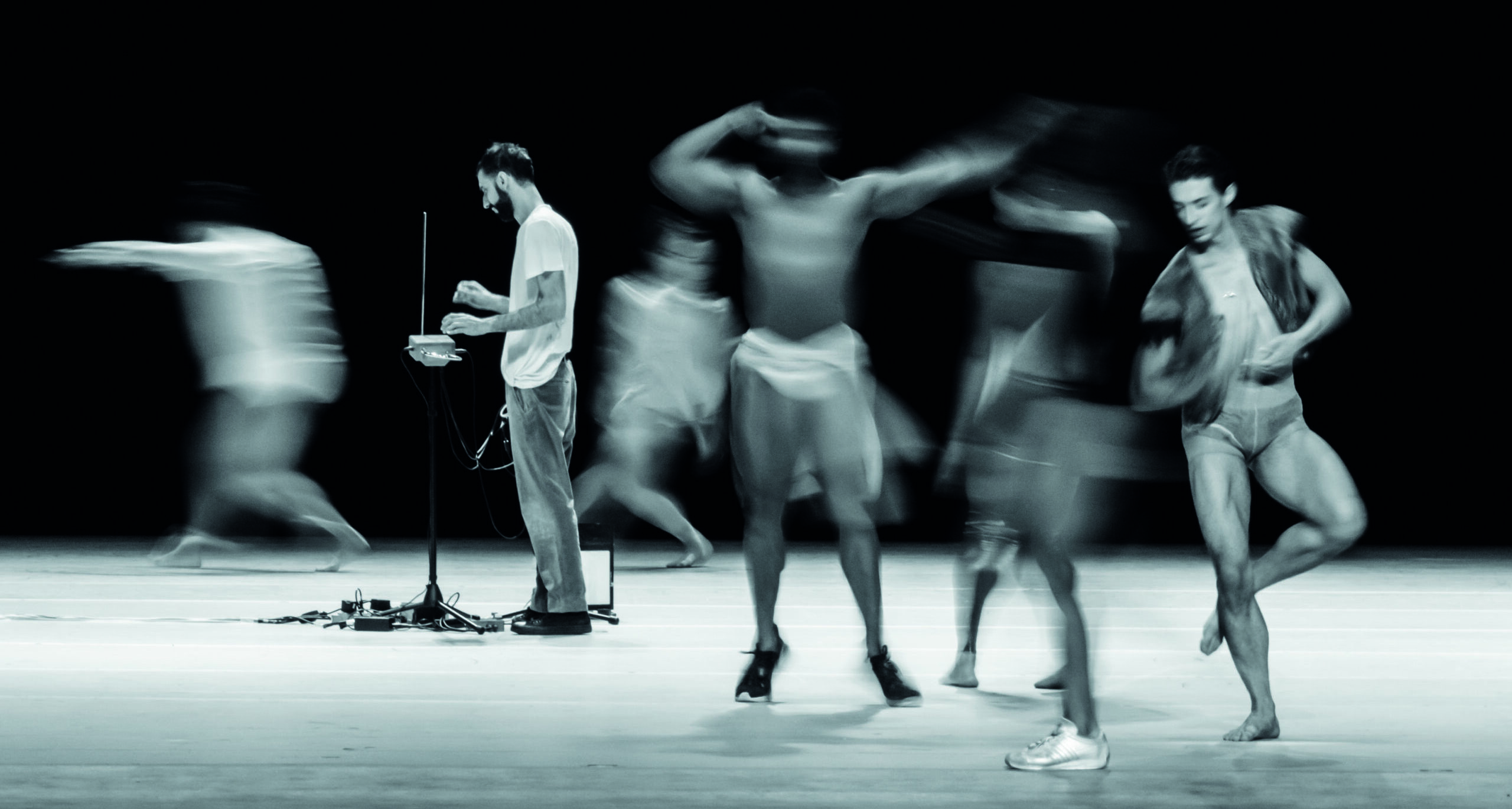 Dançarinos durante o espetáculo BIOGLOMERATA junto ao músico que toca theremin