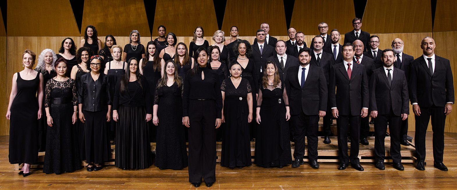 Foto do Coral Paulistano completo em fila